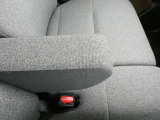 運転席シートには可動式の肘置きが備わっています。