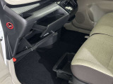 グローブボックス周り 運転席から中に収納した物をすぐに取り出せて便利です。