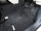 内装工程では、中古車を気持ちよくお乗りいただけるよう清掃しております。