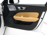 運転席ドアの全景です。キャビンを彩るすべてのものに、機能を形にした美しさが備わっています。
