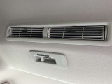 リアシーリングファンで前席のエアコンの風を後席にも送り車内全体の冷暖房効果を早めます。