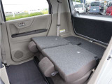 【多彩なシートアレンジ】リアシートを倒すとさらに広々です。沢山の荷物を載せることが可能です。お近くのホンダカーズ総社までお越しください。