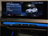 【ⅰドライブナビゲーション】文字情報も鮮明に表示する高解像度カラーディスプレイを採用。視認性に優れた地図デザインと特徴的な建造物を目印にした描写表示で現在位置を把握できます。地図データの更新も可能です