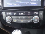 【オートエアコン】一度お好みの温度に設定すれば、車内の温度を検知し風量や温度を自動で調整。暑い&hellip;寒い&hellip;と何度もスイッチ操作をする必要はありません。快適な車内空間には必須の機能ですね♪