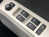 【電動格納ミラー】サイドミラーは電動格納式となっており、狭い駐車場でもキズがつくリスクを抑えられます。