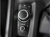マツダコネクトを手元で操作するコマンダーコントロールはスイッチ類も大きく操作しやすく作られています。