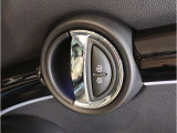 車の乗り降りの際に必ず触るドアハンドルです。使用感が気になる方はお気軽にお申し付けくださいませ。