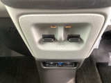 パワーウィンドウスイッチはインパネ中央に配置されており、運転席・助手席どちらからでも操作しやすい設計です。乗り降りの多い業務シーンでも素早く窓操作ができ、使い勝手に優れています。