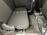 後席を倒すと、広い荷室に変わります