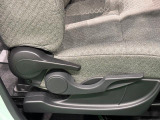 運転手の体格に合わせて,運転席の座面の高さ調整ができるシートリフターが付いてます