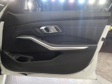 当店では第三者機関による車両品質鑑定を導入し、修復歴車を排除。鑑定書が発行されますので、ぱっと見ただけでは分からない箇所まで納得した上でご検討いただけます。※一部未実施の場合がございます。