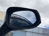 隣車線を走る車両をレーダーで検知し、ドアミラーでは確認しにくい後側方エリアに存在する車両に加え、急接近してくる車両も検知します。車両を検知するとドアミラーに搭載されたLEDインジケーターが点灯します。