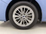 純正アルミホイールが車の雰囲気を引き立てますね!