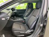 運転しやすい配置のスイッチ類が、スムーズな操作を可能にします。洗練されたデザインの室内空間は、心地よいドライブを演出します。