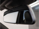 BMWではルームミラーの裏側にETCの車載器が内蔵されており、別途で車載器の購入必要なしで非常にスマート。皆様が驚かれるポイントのでもあります