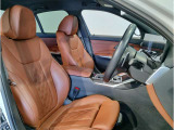 【コックピットシート】BMW車の主役席。車体中央にくる様に配置し車両重心とが一致する事でドライバーと車との一体感あるドライビングを実現。人間工学に基づき形成した形状が長時間のドライブ疲労も軽減します!