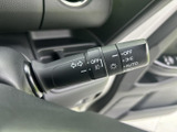 握りやすい形状で、確実な操作が可能。視認性の高いインジケーターで、安全な車線変更をサポートします。周囲へのアピールにも効果的です。