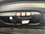 【電動シート(メモリー機能付き)】ドライバーのシートポジションを記憶させることが出来ます。お二人で交代しながら長距離を運転される際など、交代の度にシートポジションを確認する必要が御座いません。