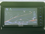 鮮明な地図表示で、安全運転をサポート。最新の交通情報に基づいたルート案内で、スムーズな移動を可能にします。視認性の高いディスプレイを採用しています。