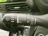 雨天時や視界不良時に、クリアな視界を確保するワイパーレバー。自動ワイパー機能も搭載されており、状況に合わせて最適な作動を選択できます。