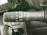 視界をクリアにするワイパー操作は、安全運転の基本。レバー一本で簡単に操作できます。