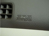 ◆助手席エアバッグ◆SRSエアバッグは、シートベルトだけでは防ぎきれない衝突時の衝撃から乗員を守るための安全装置。衝突時に瞬時に膨らみ、頭部や胸部がダッシュボードに直接衝突するのを防ぎます。