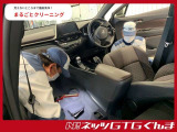 シートを外して徹底洗浄(一部シートを外していないクルマもございます。リヤシートに消臭剤噴霧器を設置し、エアコンを作動させ消臭剤を噴霧。