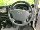 シンプルで操作しやすいステアリング。ドライバーの運転姿勢をサポートし、長距離運転でも疲れにくい設計となっています。しっかりとした握り心地で安心感のあるドライビングをお届けします。