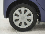 ◆純正ホイール装着車◆シンプルなデザインのホイールキャップ付きです。