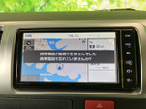 大きな地図画面で、目的地までのルートをスムーズに確認できます。鮮明な表示で、運転中の情報収集をサポートし、安全なドライブを後押しします。