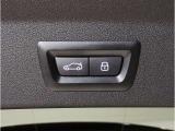 トランクゲートは電動で御座います。ボタン一つで開閉可能となっております。もちろんフットセンサー付きで足でも開閉可能です