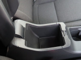 運転席と助手席の間に小物入れも付いてますので便利です!!!