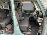 ヘタリもなく綺麗な状態です。シートリフトがついてますので、お好みのシートポジションで運転できます。