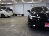 当店では専任のメカニックが大切なお客様のお車を一台一台丁寧に整備いたします。自社認証工場にてリフトアップし下回りまでキッチリ検査いたします。