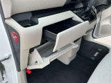 収納上手!上下2つのグローボックスなので小物や車検証など収納出来ます♪
