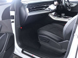クオリティの高いシートを採用するのは、Audiのクルマづくりの哲学のひとつです。特に座り心地が重要です。体の大きなドイツ人が座っても頑丈な耐久性があります。。しかも肌触りも良く高級家具のようです。