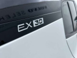 EX30には自車後方から接近するサイクリストを検知し、ドライバーや乗員が不用意にドアを開けて進路を妨害してしまう事態を防止する、先進安全機能が搭載されています。