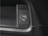 ◆USB接続端子◆スマホやiPodなどを接続して、いつもの音楽を車内でもお楽しみいただけます♪