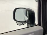 【サイドアンダーミラー】助手席側ドアミラーの下部についております。停車時・発進時などに車両左側の死角になった部分を確認するときに役立ちます。