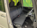 運転席まわりには十分なスペースがあり、大柄な方でもゆったり運転していただける環境です。