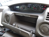 運転席の上部にあるアッパーボックスは、財布や小物などでもすぐに取り出せる便利な収納☆