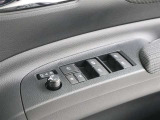 パワーウィンドウのスイッチです。車種によっては鍵のロック・アンロックに連動してミラーが開閉する「オートリトラクタブルミラー」も装備!