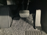 マツダ車の共通するポイントに前輪を前に出し運転席足元スペースを広げたこと!これによりホイールハウスが邪魔にならずにドライバーの中心線を基準とした位置へのペダル配置が可能となりました!