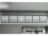 スマートキーや運転席のボタンを押すだけでリアゲートが自動で開閉します!荷物を持っている時や、高い位置にあるバックドアを閉める際に便利な機能です