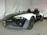 車重800Kgで250馬力。インボードサスペンションが走りの質を確信させる。誇り高きブリティッシュスポーツの原点と最先端技術の集約が、信じられない走りを現実のものとした孤高のマシンZENOS(ゼノス)