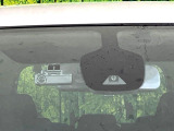 【エマージェンシーブレーキ】走行中に前方の車両等を認識し、衝突しそうな時は警報とブレーキで衝突回避と被害軽減をアシスト。より安全にドライブをお楽しみいただけます。