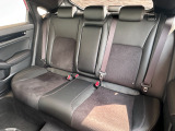 2列目にご乗車の方もゆったり足が組める驚きの広さです。