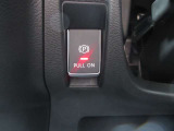 電動パーキングブレーキ&オートブレーキホールド。信号待ち等の停車時に自動的にブレーキ力が保持される機能です。パーキングブレーキはPスイッチを引き上げる事で作動します。