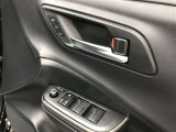 【マイコンプリセットドライビングポジションシステム】運転席に2名分のステアリング、シート、ドアミラーのポジションを記憶・再現します。
