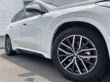 BMWならではの卓越した走りを支えるホイールと足回りです!日本車の走りに慣れている方にもぜひ体感して頂きたいほど、高いレベルでまとまっています!純正18インチアルミホイール。